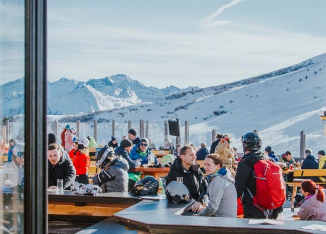 Volle Terrasse zum Sonne genießen