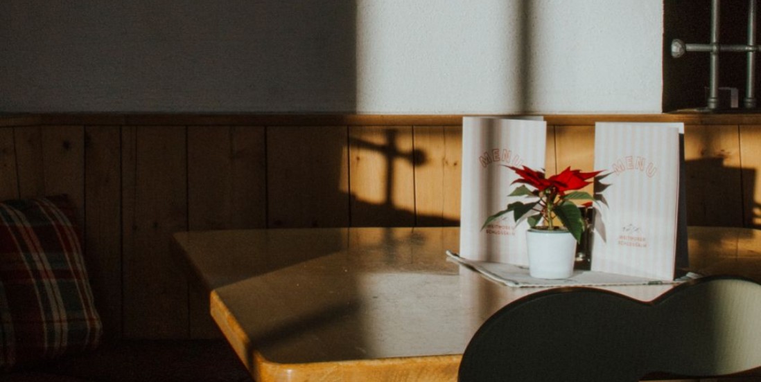 Gemütlicher Tisch für schöne Stunden