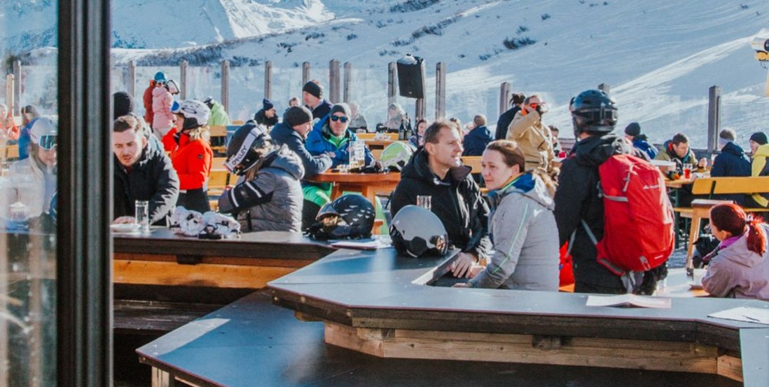 Die Sonne auf der Terrasse genießen