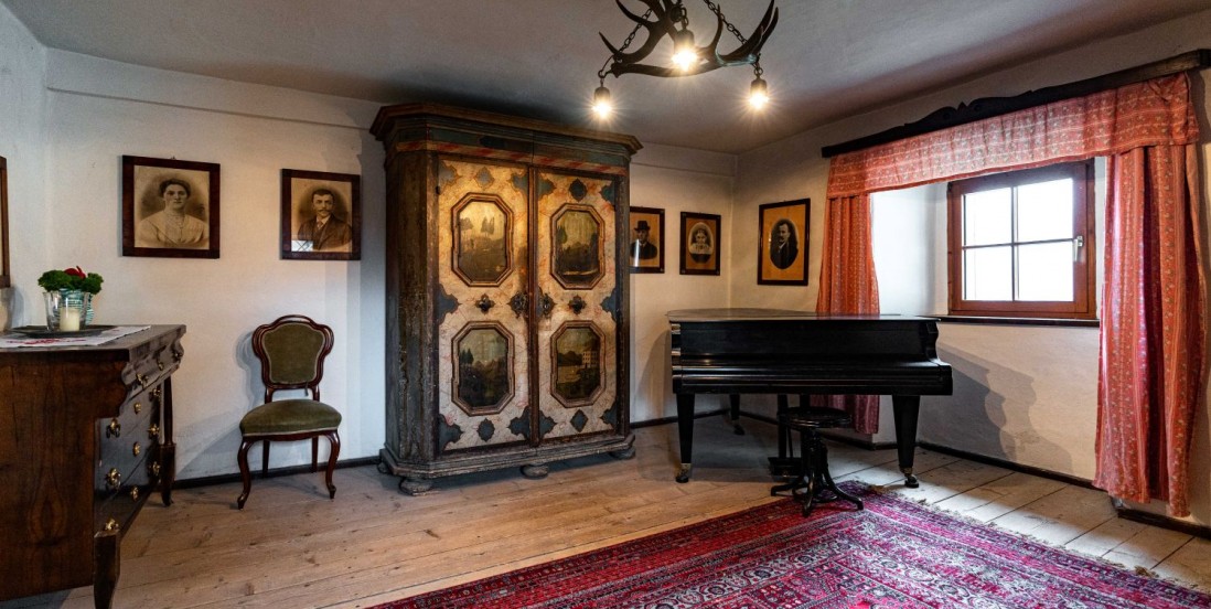 Alter Raum mit Klavier