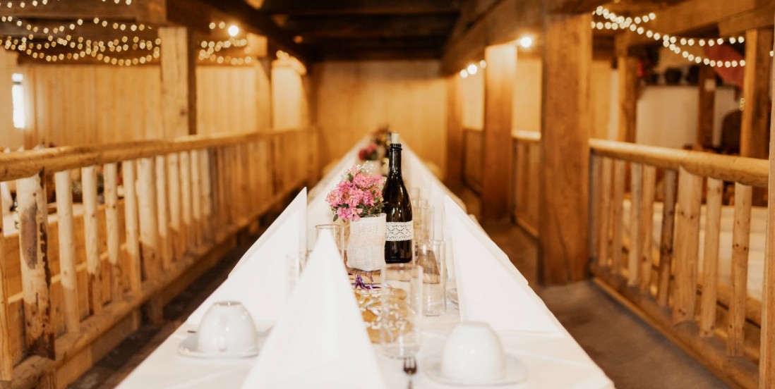 Tafel im Stall im Weitmoser Schlössl