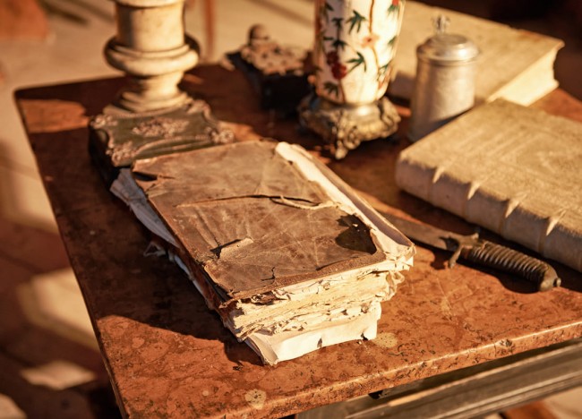 Alte Bücher und Gegenstände mit Geschichte im Weitmoser Schlössl