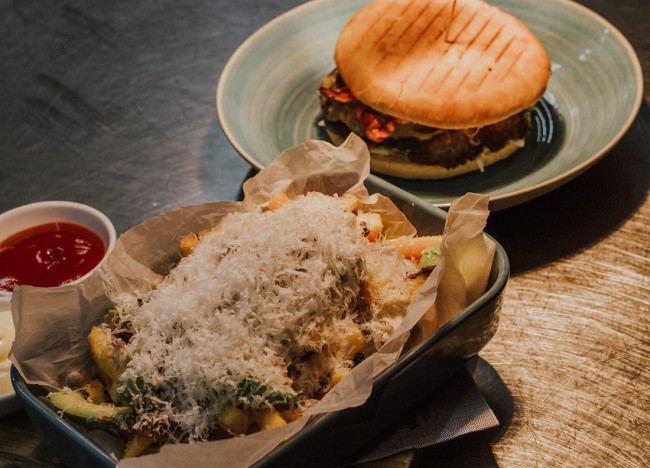 Burger und Pommes im Weitmoserin 