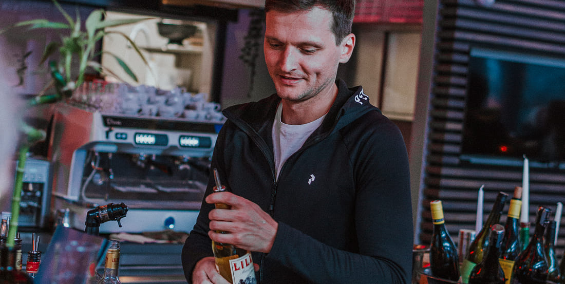 Zubereitung Lillet-Drink in der Weitmoserin Bar in Bad Hofgastein zu.