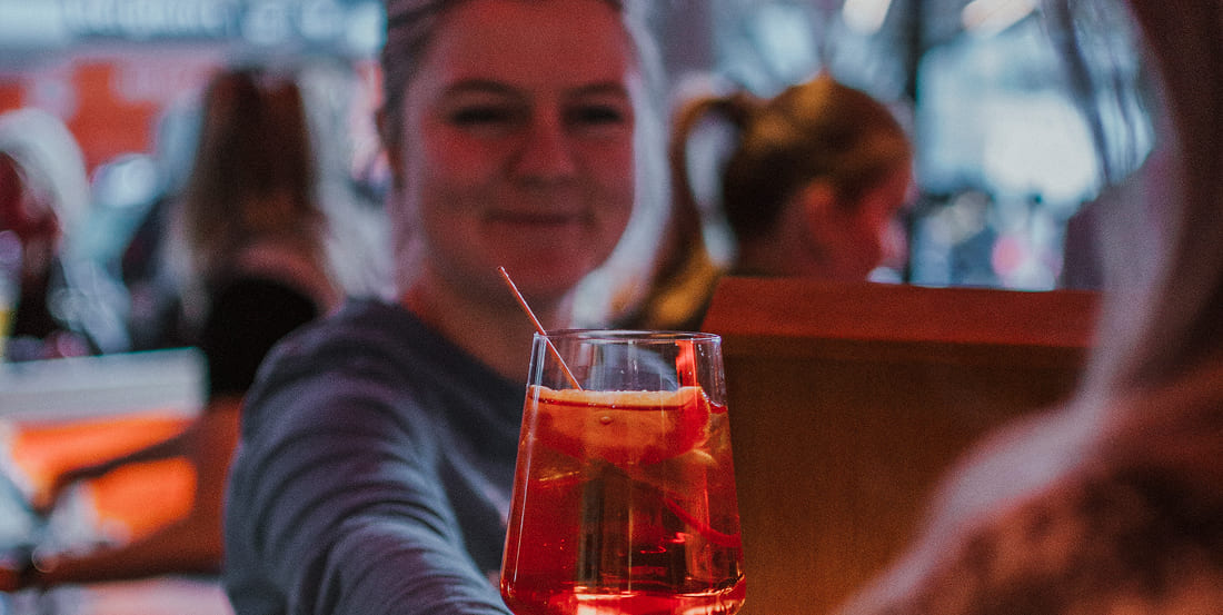 Freundlicher Service mit erfrischendem Cocktail in der Weitmoserin