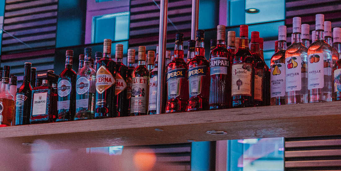 Hochwertige Spirituosen und Liköre für Cocktails in der Weitmoserin Bar