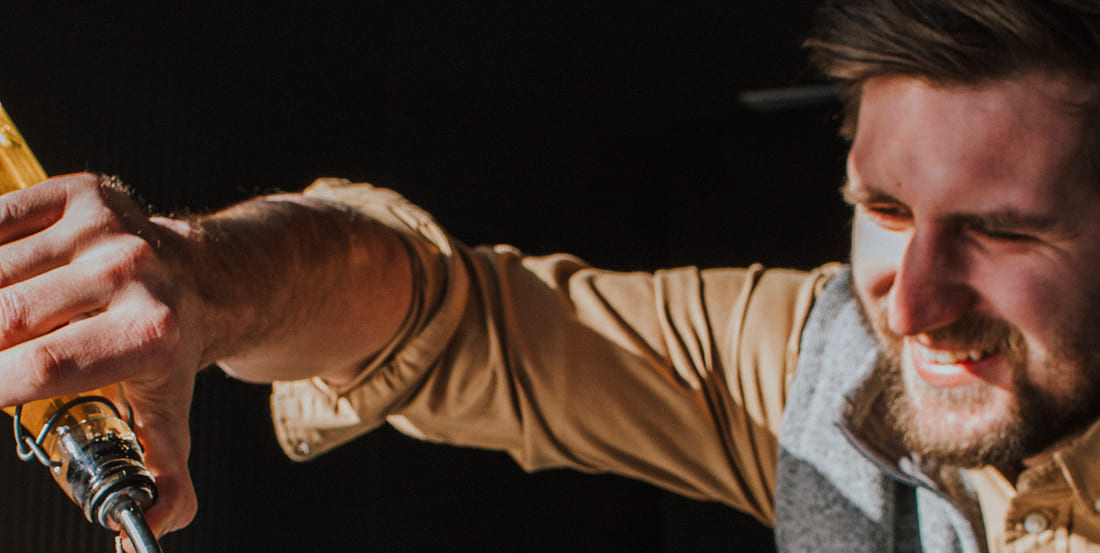 Barkeeper mixt hochwertigen Cocktail in der Weitmoserin Bar in Bad Hofgastein