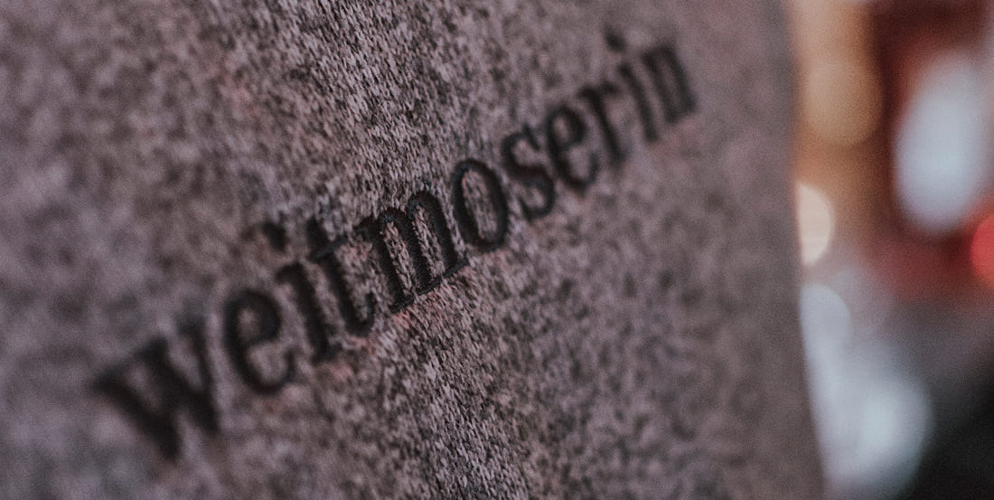 Das Weitmoserin-Logo als Detailaufnahme – stilvolles Ambiente 