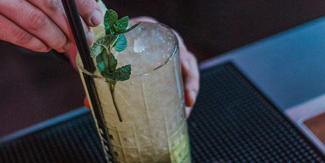 Frisch gemixter Mojito mit Minze und Limette